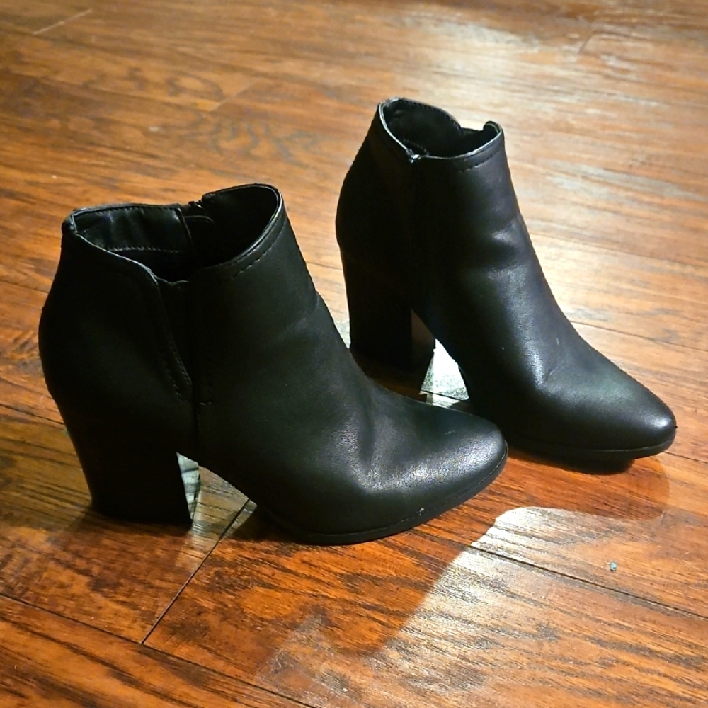 NEW DIRECTIONS by DAHLIA Black Heeled Booties          SIZE 7.5M